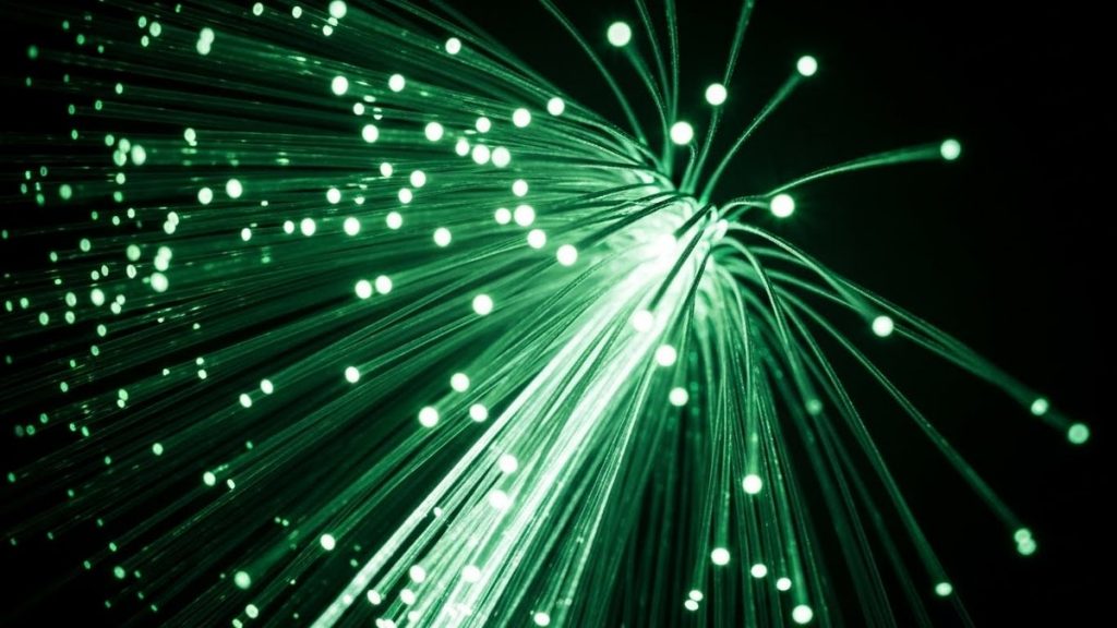 Высокая скорость передачи данных по оптоволокну для улучшения показателей Core Web Vitals и SEO ранжирования